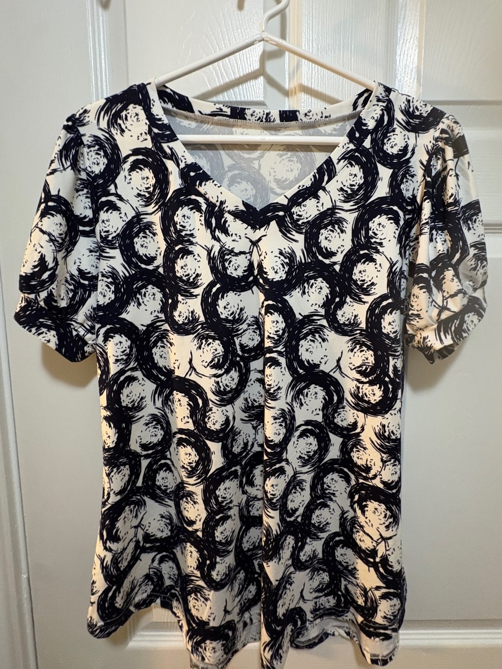 Women's Black & White V-Neck Printed Top